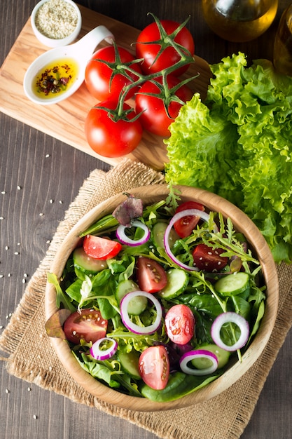 Салат из свежих полезных овощей