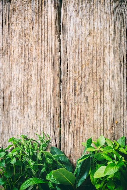 Свежие травы внизу на старом деревянном фоне