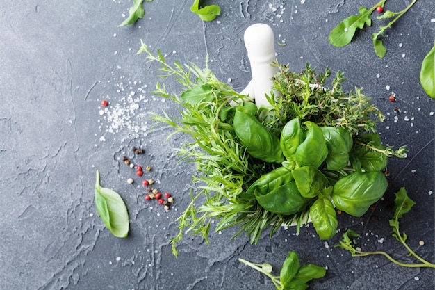 Photo fresh herbs and spices for traditional italian cuisine top view rosemary basil thyme tarragon p