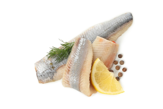 신선한 청어 생선 조각과 향신료 흰색 배경에 고립