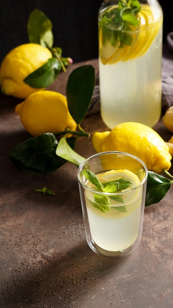 Foto limonata fresca al limone fatta in casa con la menta