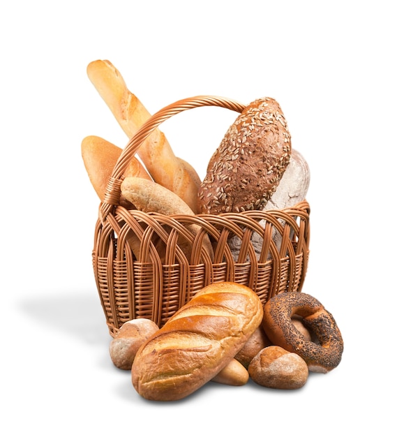 Pane fresco fatto in casa isolato su sfondo bianco