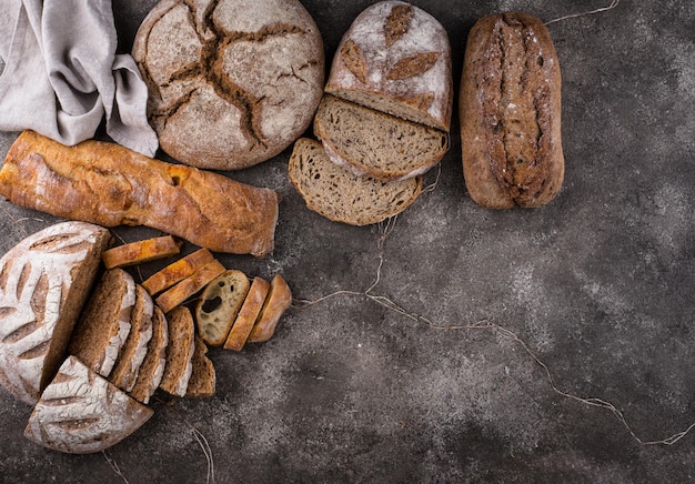 Pane fresco fatto in casa con una crosta croccante