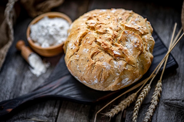 Pane fresco fatto in casa su un tavolo di legno