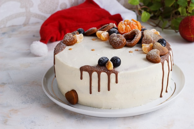 Torta fresca fatta in casa con mandarini per la festa di capodanno