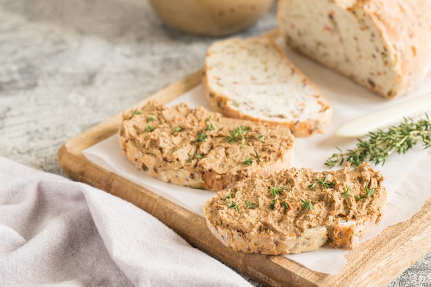 Фото Свежий домашний паштет из куриной печени. паштет из куриной печени на хлебе и в банке