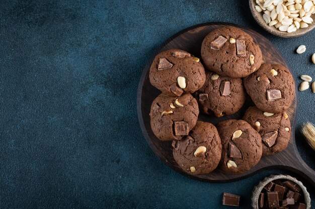 Biscotti al cioccolato freschi fatti in casa biscotti brownie biscotti con cioccolato e noci dessert vegetariano dessert americano