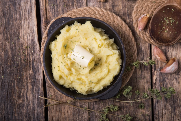 Purea di patate o purea di patate cremosa fatta in casa fresca in padella