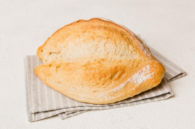 ナプキンの焼きたての自家製クリスプブレッド上面図健康的な種なしパンフランスのパン上面図ベーカリー製品