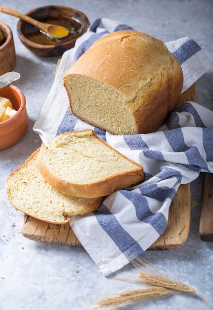 Pane e fette freschi fatti in casa croccanti con olio d'oliva, burro e olive verdi, vista dall'alto. cottura al forno