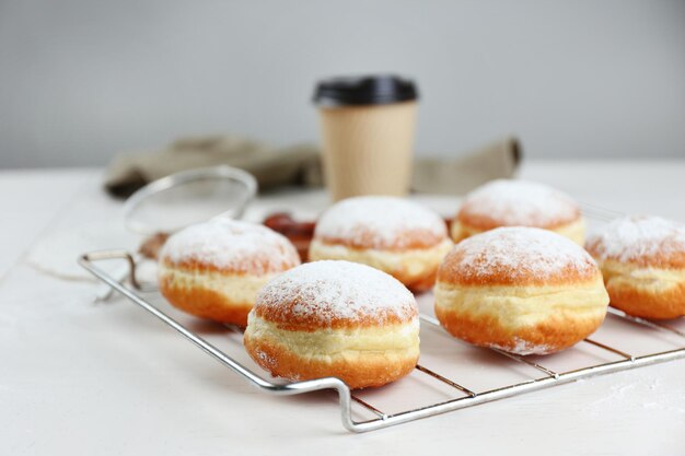 Foto donut freschi fatti in casa con zucchero in polvere da vicino