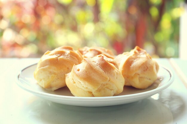 사진 휴식과 휴식을 위해 신선한 수제 eclair가 야외 공간에서 제공됩니다.