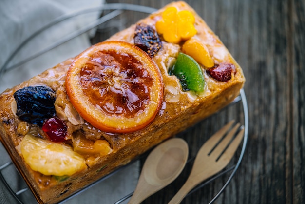 Photo fresh homemade fruit cake with juicy candied fruits topping