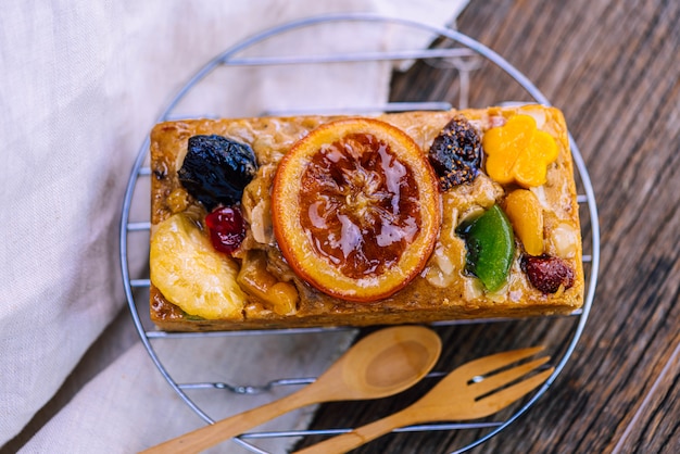 Torta di frutta fresca fatta in casa con topping di frutta candita succosa