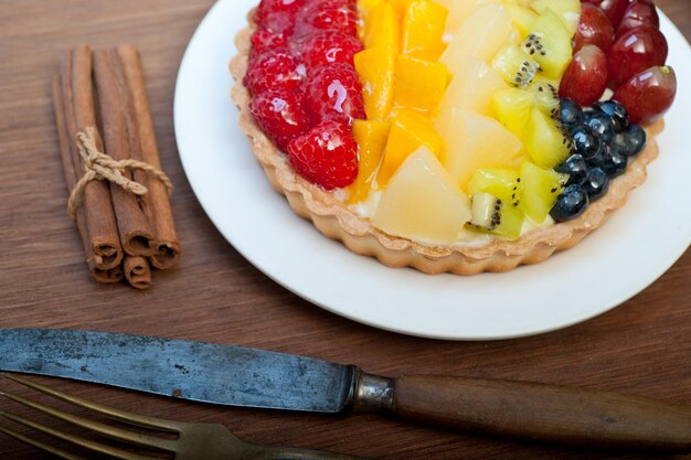 Photo fresh homemade fruits cake pie over wood cutting board