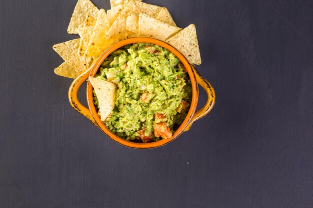 Photo fresh homemade guacamole in the bowl.in the bowl.