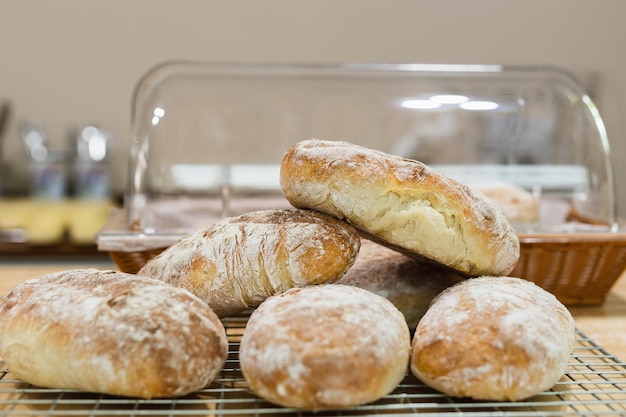 Pane di ciabatta italiano fatto in casa fresco nel negozio di panetteria della cucina