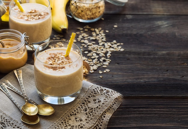 Frullato nutrizionale fresco fatto in casa con fiocchi d'avena di banana e burro di arachidi colazione sana