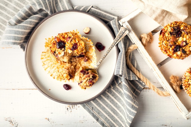 Muffin fatti in casa freschi di farina d'avena con mirtillo rosso essiccato