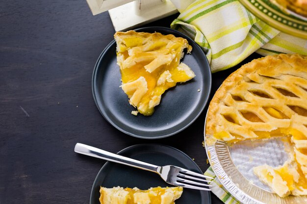 Foto torta fresca fatta in casa a base di frutti di bosco biologici.