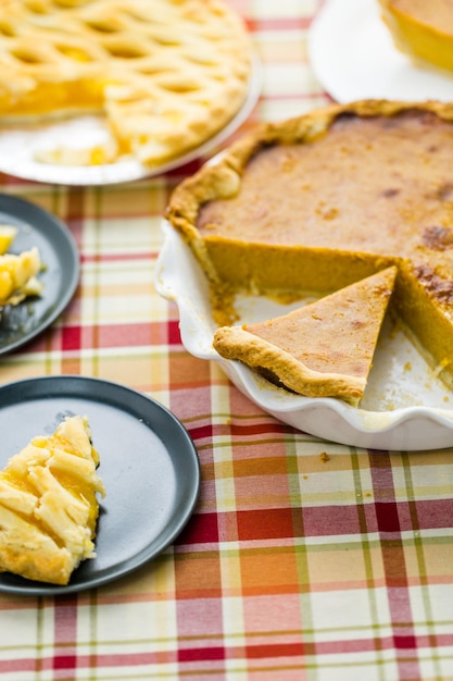 Torta fresca fatta in casa a base di frutti di bosco biologici.