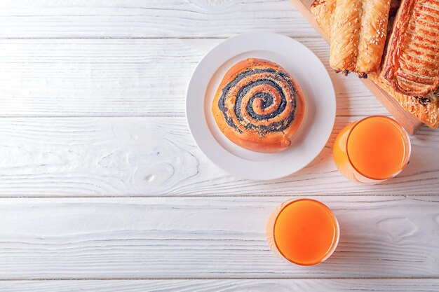 Foto frutta fresca fatta in casa con succo d'arancia. colazione europea leggera.