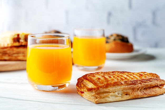 写真 新鮮なオレンジジュースで自家製のパフ 軽いヨーロッパの朝食