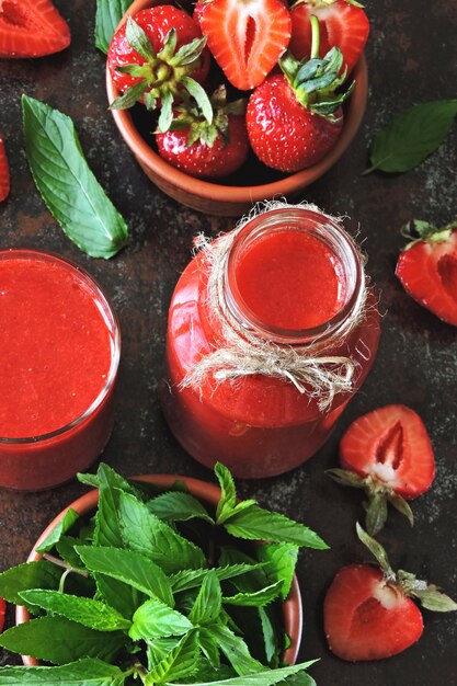 Frullato di menta fragola fresco fatto in casa.