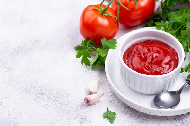 Photo fresh homemade tomato sauce with garlic