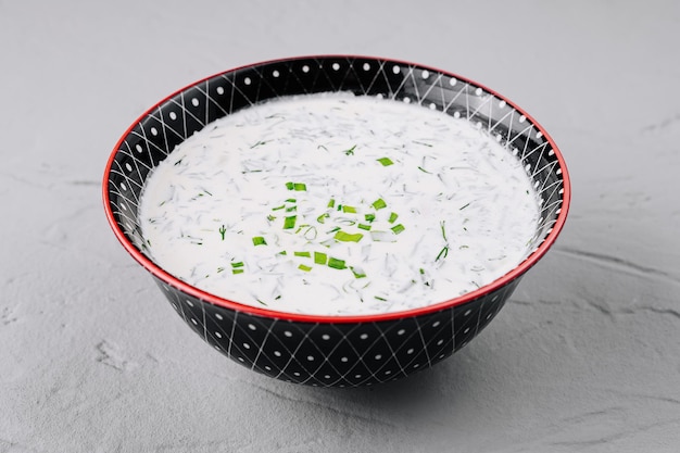 Photo fresh homemade tzatziki sauce or cold soup okroshka in decorative bowl