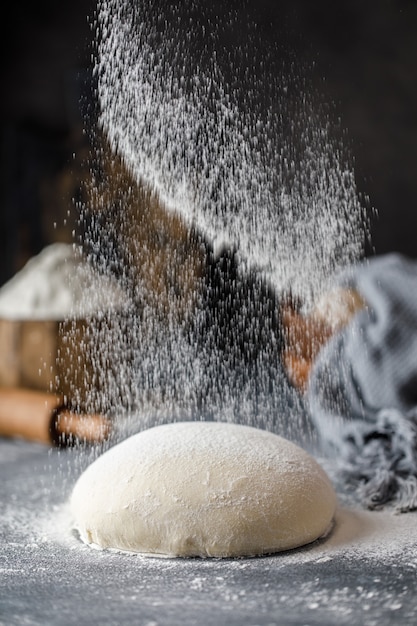 Pane crudo fatto in casa fresco