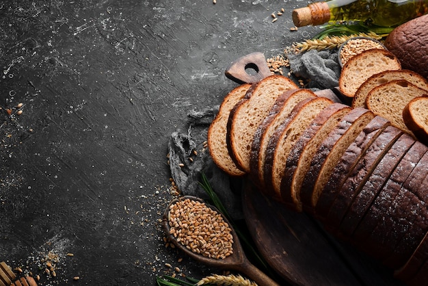 Pane di grano fresco fatto in casa cottura di segale e farina vista dall'alto stile rustico