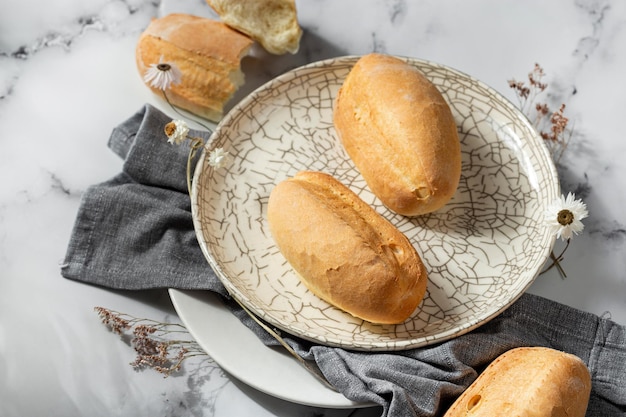 Pane bianco di frumento fresco fatto in casa con lievito