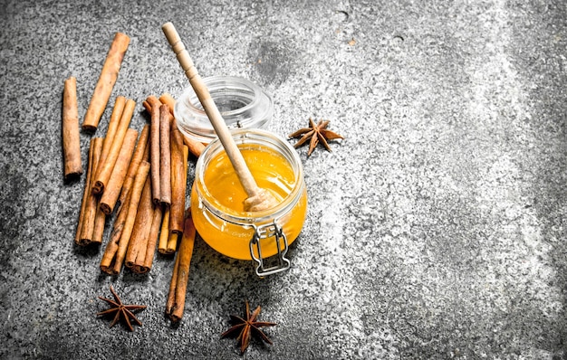 Photo fresh honey with cinnamon sticks.