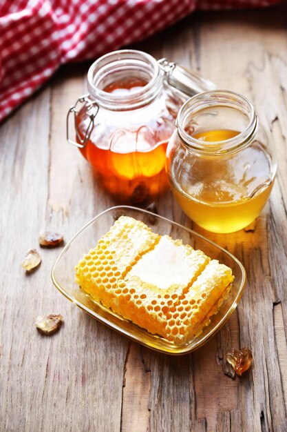 나무 테이블에 신선한 꿀