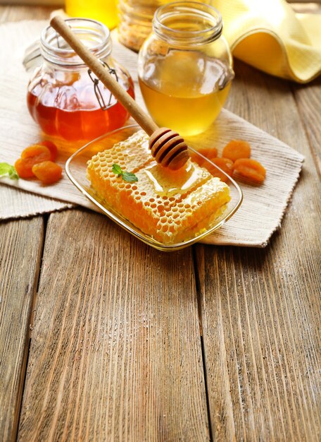 Photo fresh honey on wooden table