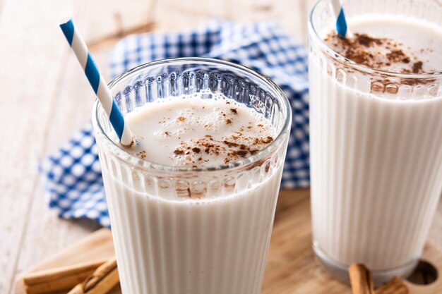 Photo fresh horchata with cinnamon in glass