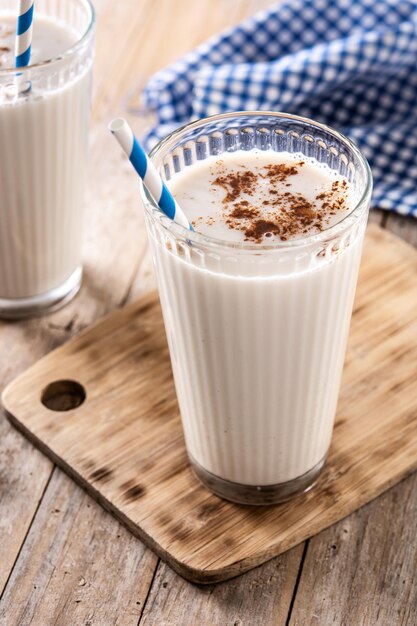 Photo fresh horchata with cinnamon in glass