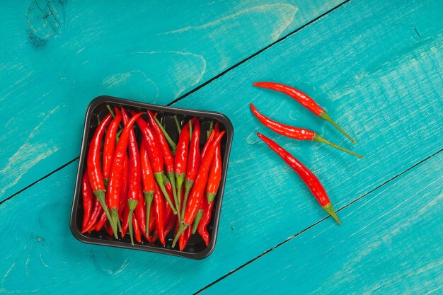 Foto peperoncino piccante fresco su una superficie di legno.