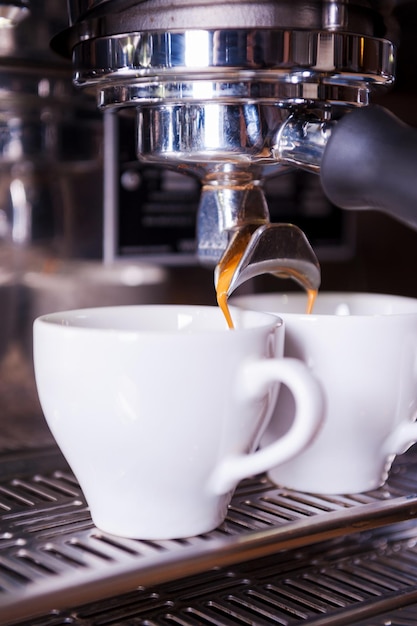 Свежий и горячий кофе. Крупным планом изображение двух чашек, наполненных свежим кофе
