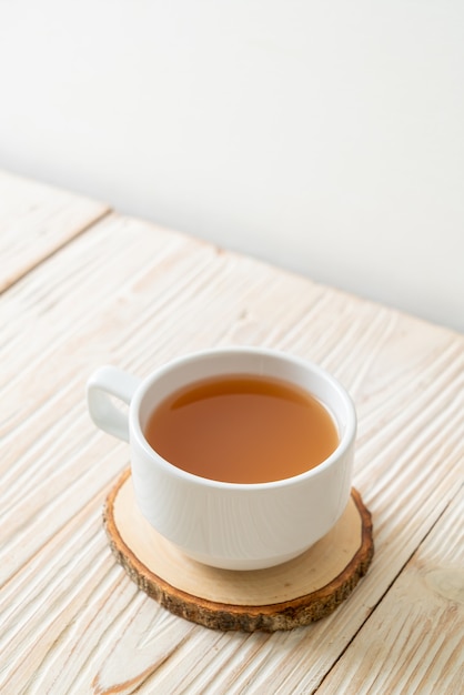 生姜の根を持つ新鮮で熱い生姜ジュースグラス-健康的な飲み物のスタイル