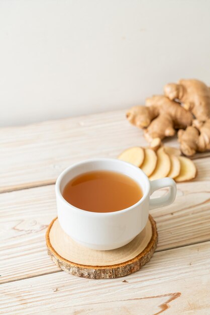 生姜の根を持つ新鮮で熱い生姜ジュースグラス-健康的な飲み物のスタイル