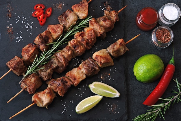 Photo fresh hot kebab with rosemary, lime and chili