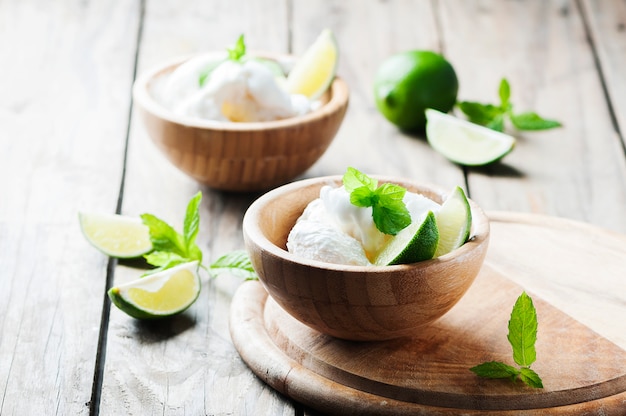 Fresh ice'cream with mint and lime