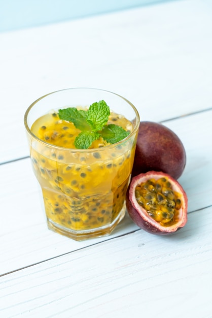 Photo fresh and iced passion fruit juice