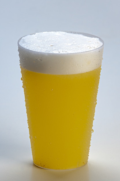 Свежий и замороженный ананасовый сок - здоровый напиток на белом фоне.