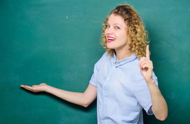 Nuova idea università o vita universitaria studente felice al giorno della conoscenza lavagna lavagna vuota informazioni ritorno a scuola donna ama studiare donna insegnante a scuola lezione spazio copia