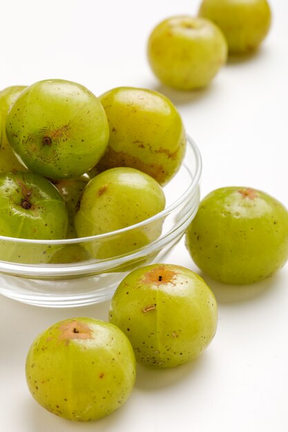 Photo fresh indian gooseberry in glass bowl