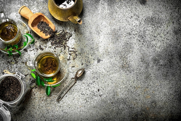 Photo fresh indian tea with a brewer. on a rustic background.