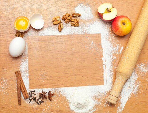 Свежие ингредиенты для приготовления торта на деревянном столе